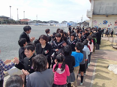 http://www.tahara.ed.jp/akabane-e/blog/27%E5%8D%92%E6%A5%AD%E5%BC%8F1.jpg