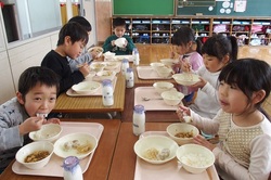 160408 給食2年.JPG