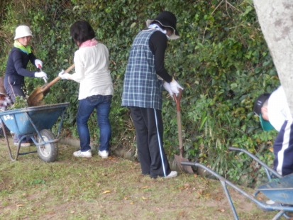 http://www.tahara.ed.jp/kinugasa-e/blog/P5260116PTA%E7%92%B0%E5%A2%83%E6%95%B4%E5%82%99%E4%BD%9C%E6%A5%ADs-.jpg
