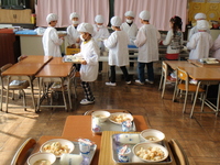１２月２０日１年生給食の支度.JPG