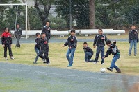 雪の中でサッカー.jpg