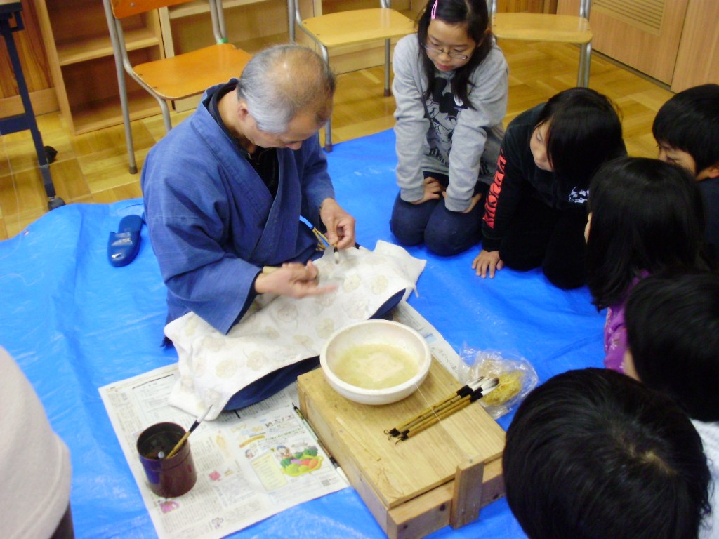 http://www.tahara.ed.jp/noda-e/blog/240207hudedukurinogakusyuu4nensei201.jpg