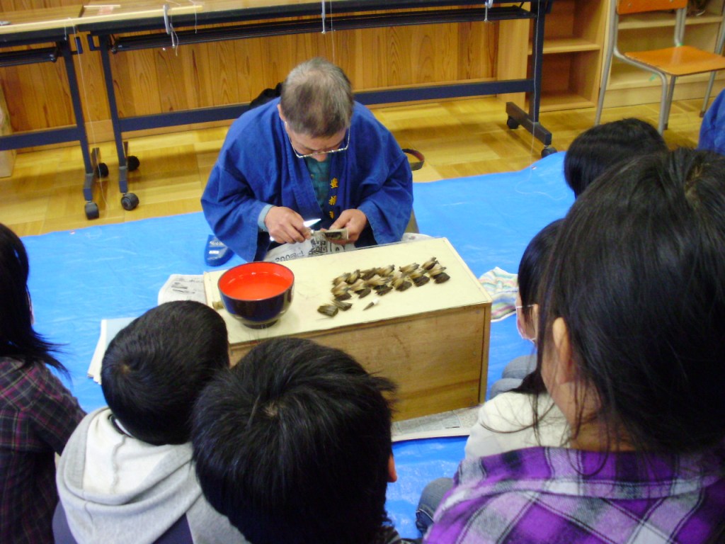 http://www.tahara.ed.jp/noda-e/blog/240207hudedukurinogakusyuu4nensei202.jpg