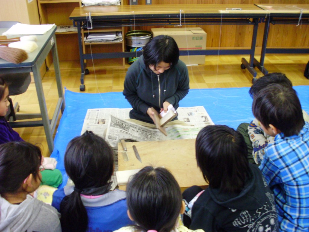 http://www.tahara.ed.jp/noda-e/blog/240207hudedukurinogakusyuu4nensei204.jpg