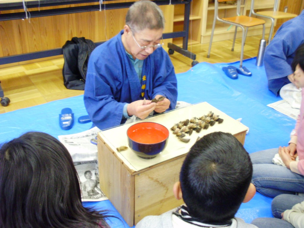 http://www.tahara.ed.jp/noda-e/blog/240207hudedukurinogakusyuu4nensei205.jpg