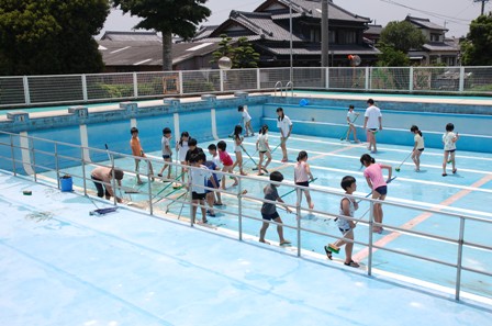 http://www.tahara.ed.jp/takamatsu-e/blog/%E3%83%97%E3%83%BC%E3%83%AB%E6%B8%85%E6%8E%83%EF%BC%92.JPG